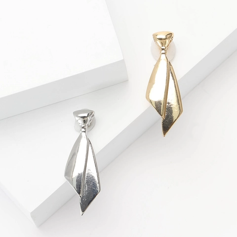 High-End Fashion Alloy Necktie Shape Brooch Minimalist Elegant Suit Coat Corsage Pin For Women Commuter Jewelry Accessories
