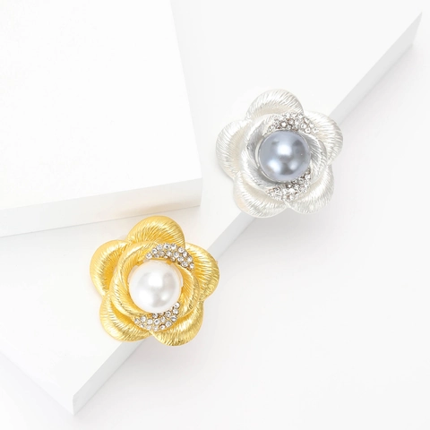 Elegante Spilla a Fiore di Camelia in Lega Con Perla Artificiale e Strass Spilla Floreale in Metallo Spazzolato per Gioielli da Donna