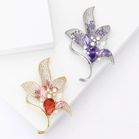 Elegante Spilla a Giglio per Donna in Rame con Zirconi Intarsiati per Completi Cheongsam Matrimonio Gioielli Regalo