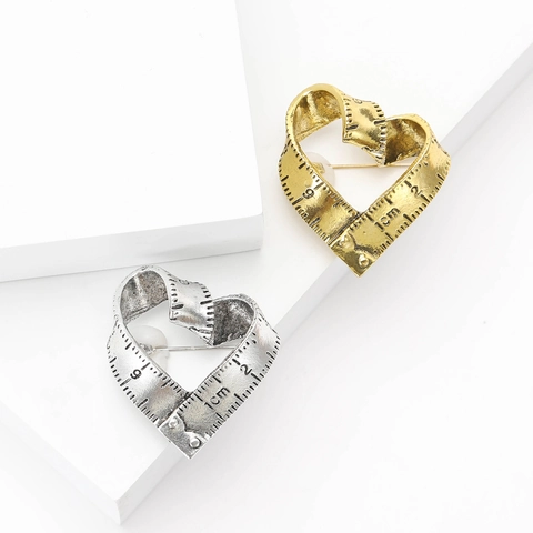 Broche Creativo en Forma de Corazón de Cinta Métrica para Mujeres Aleación Perla Artificial Alfiler Joyería de Moda para Traje Camisa