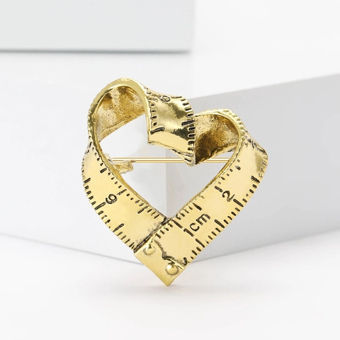 Broche Creativo en Forma de Corazón de Cinta Métrica para Mujeres Aleación Perla Artificial Alfiler Joyería de Moda para Traje Camisa
