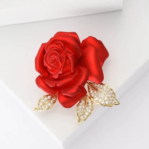 Elegante Spilla in Rame con Rosa Rossa e Zirconia per Donna Smalto Opaco Placcato Oro Spilla Floreale per Abiti Cappotti