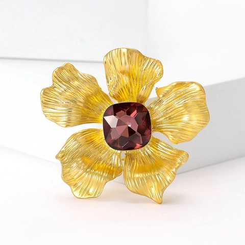 Squisita Spilla a Fiore in Lega Con Strass Quadrato Viola Elegante Design con Petali Spazzolati in Oro Opaco Gioielli di Moda per Donna Accessorio