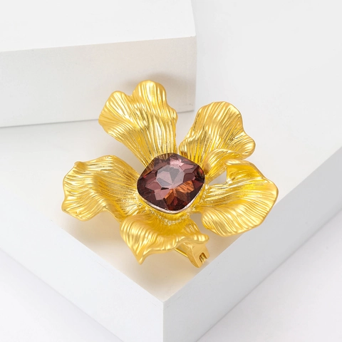 Squisita Spilla a Fiore in Lega Con Strass Quadrato Viola Elegante Design con Petali Spazzolati in Oro Opaco Gioielli di Moda per Donna Accessorio
