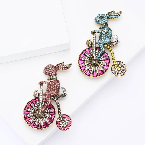 Spilla Vintage in Lega con Strass Coniglio che Cavalca la Bicicletta Moda Animale Bunny Pin per Donna Vestito Cardigan