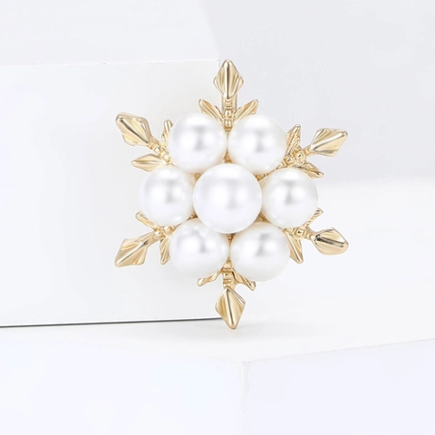Luxury Alloy Artificial Pearl Snowflake Brooch Pin For Women Fashion Suit Accessories Christmas Gift Winter Jewelry
