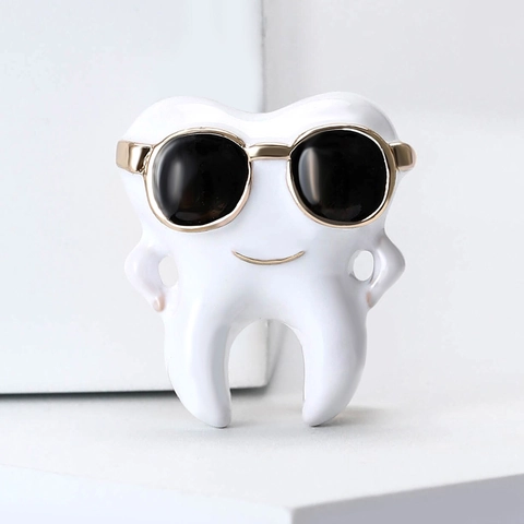 Creative Cartoon Tooth With Sunglasses Brooch Alloy Enamel Lapel Pin Individual Style Clothing Decoration Unisex Jewelry Gift