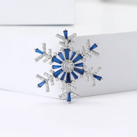 Elegant Copper Zircon Snowflake Brooch Pin For Women Winter Fashion Jewelry Accessory For Coat Suit Dress Gift
