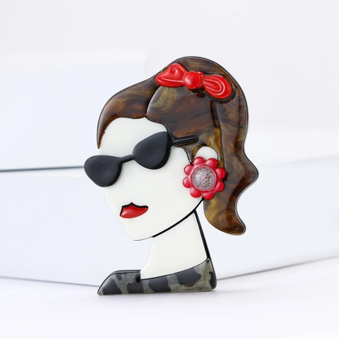 Vintage Pop Art Acrylic Sunglasses Girl Brooch For Women Leopard Print Bow Fashion Lapel Pin Accessory Jewelry Brown