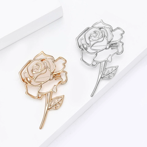 Elegante Spilla a Forma di Rosa Intagliata in Lega Vintage con Strass per Donna Accessori di Gioielleria Regalo