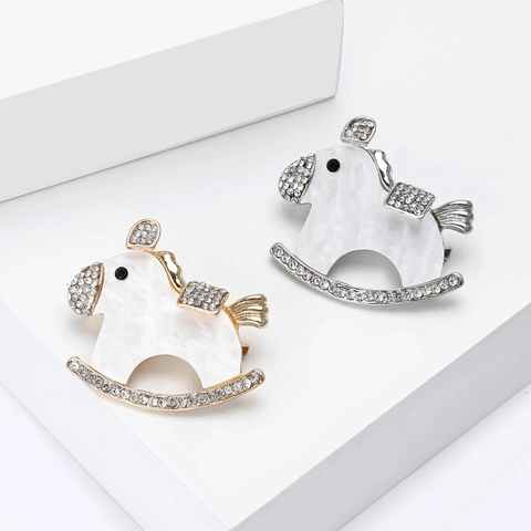 Simpatica Spilla a Cavallo a Dondolo in Lega di Strass Smaltata con Perla Artificiale Intarsiata Spilla Moda Semplice Donna Completo Cappotto Gioielli