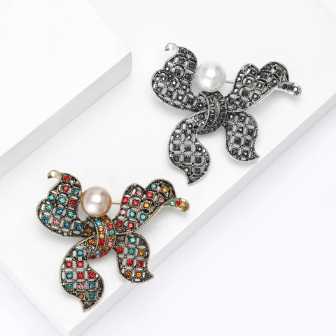 Spilla a Fiocco Traforata in Lega Vintage per Donna Con Decorazioni in Strass e Centro in Perla Artificiale Elegante Spilla per Abiti Gioielli