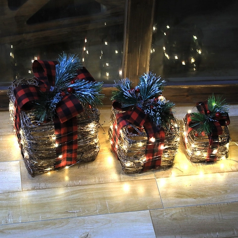 Weihnachten Beleuchtete Holz Rattan Geschenkboxen Mit Warmweißen LED-Lichtern Karo Bogen Kiefernnadeln Beeren Feiertagsdekoration