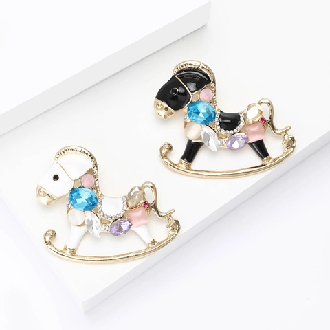 Squisita Spilla a Forma di Cavallo a Dondolo in Lega Con Strass Colorati e Smalto Spilla da Bavero Animale Personalizzata Gioielli per Donna Accessori Cappotto