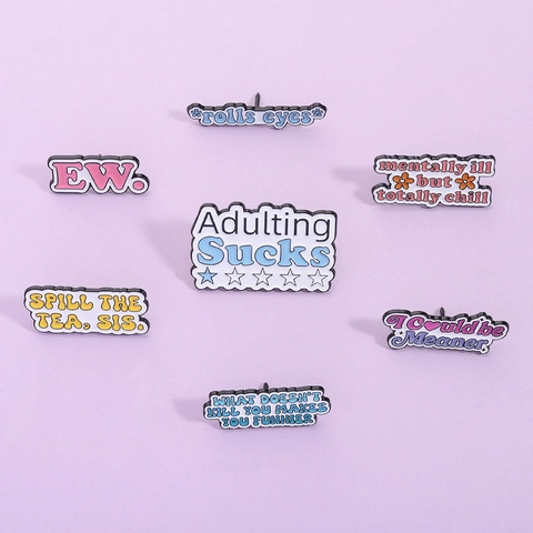 Set di Spille in Smalto Divertenti Cartone Animato Slogan Inglese Lega di Zinco Adulting Sucks Spilla Distintivo Personalizzato Gioielli