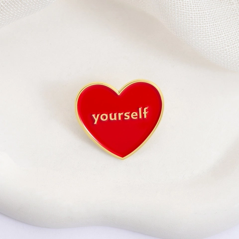 Spilla in Smalto a Cuore Rosso Con Lettera Yourself Spilla in Lega di Zinco Placcata Oro per Accessori Abbigliamento Gioielli Motivazionali