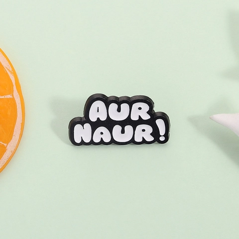 Divertente Spilla a Lettera Slang AUR NAUR in Lega con Vernice a Forno Badge Trendy a Contrasto Decorazione per Abiti e Zaini