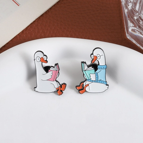 Broche en Alliage Émaillé Forme d'Oie qui Lit Style Académique Créatif Badge Animal pour Décoration de Vêtements et Sac