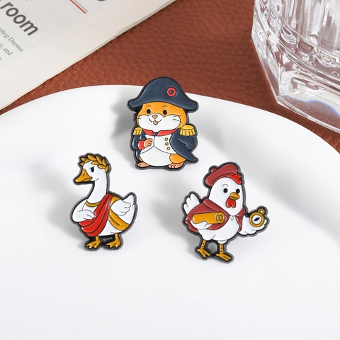 Spilla Smaltata Cartone Animato Personaggio Storico Criceto Napoleone Oca Cesare Pollo Esploratore Distintivo in Lega