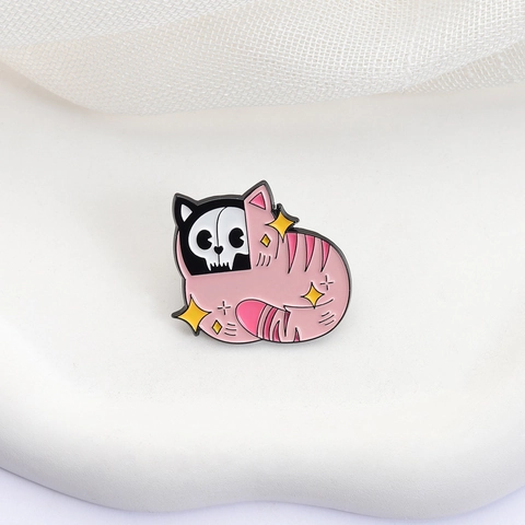 Spilla in Smalto Gatto Scheletro Rosa Gotica Horror Simpatico Animale Distintivo in Metallo Spilla Gattino a Strisce per Zaino Gioielli