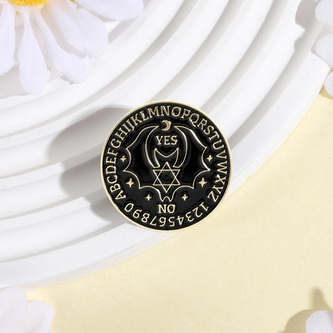 Spilla a Bottone Rotonda Gothic Bat Ouija Board in Lega di Zinco Smalto Lettere Numeri Sì No Gioielli Mistici Accessorio Abbigliamento