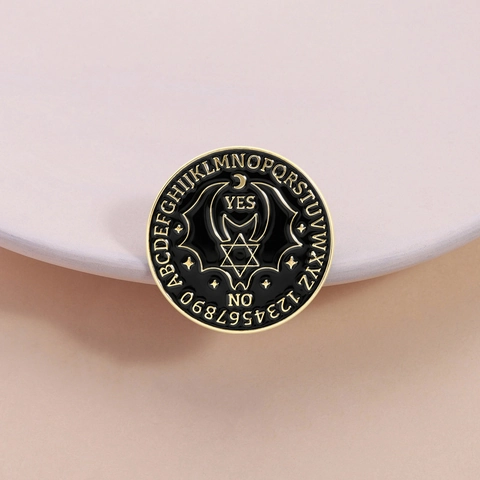 Spilla a Bottone Rotonda Gothic Bat Ouija Board in Lega di Zinco Smalto Lettere Numeri Sì No Gioielli Mistici Accessorio Abbigliamento