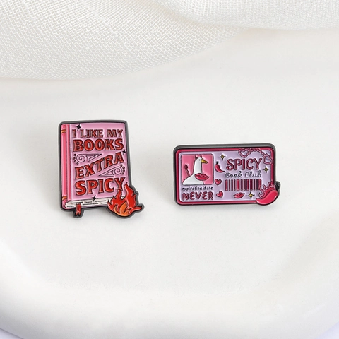 Broche de Esmalte Creativo Spicy Book Club I Like My Books Extra Spicy Libro Rosa Insignia de Metal para Ropa Bolso Mujer Hombre