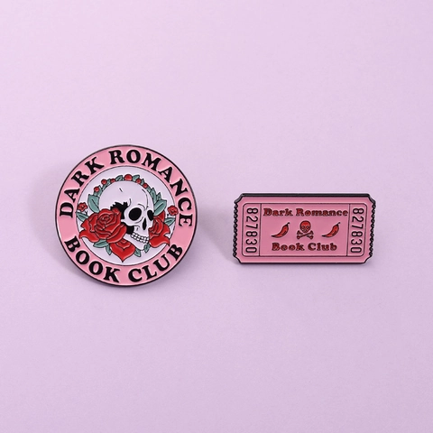 Set di Spille Smaltate Dark Romance Book Club in Lega di Zinco Teschio Rosa Biglietto Rosa Spilla per Zaino Vestiti