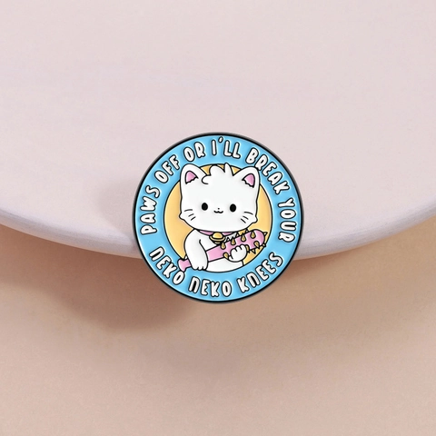 Lustige Cartoon Weiße Katze Mit Rosa Stachelkeule Emaille Pin Runde Zinklegierung Brosche Humorvolles Metall Abzeichen Geschenk