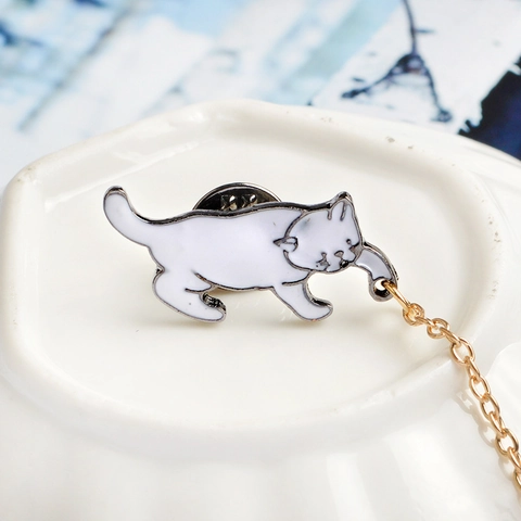 Simpatica Spilla a Forma di Gatto in Cartone Animato Smaltata per Donna Bambini Lega Pin Animale Con Catena Perla Artificiale