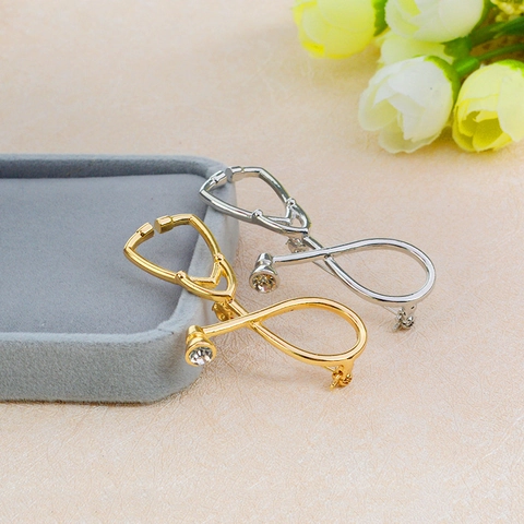 Spilla Creativa a Forma di Stetoscopio in Smalto Lega Strass Medico Dottore Infermiere Distintivo Pin Regalo Gioielli