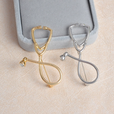 Spilla Creativa a Forma di Stetoscopio in Smalto Lega Strass Medico Dottore Infermiere Distintivo Pin Regalo Gioielli