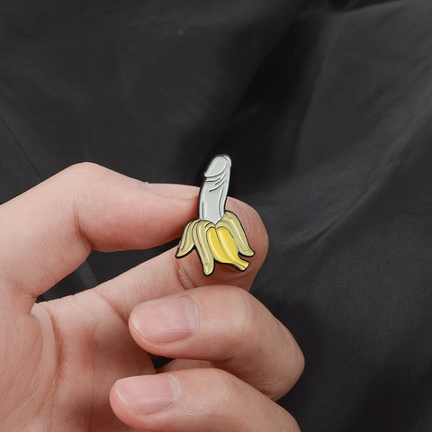 Spilla Creativa in Smalto a Forma di Banana Fruit Lapel Brooch Phallic Shape Alloy Badge per Zaino Vestiti Gioielli Divertenti Regalo