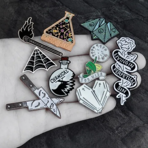 Gothik Emaille Pin Wissenschaftslabor Chemical X Sarg Dolch Rose Legierung Brosche Abzeichen Für Rucksack Kleidung Schmuck