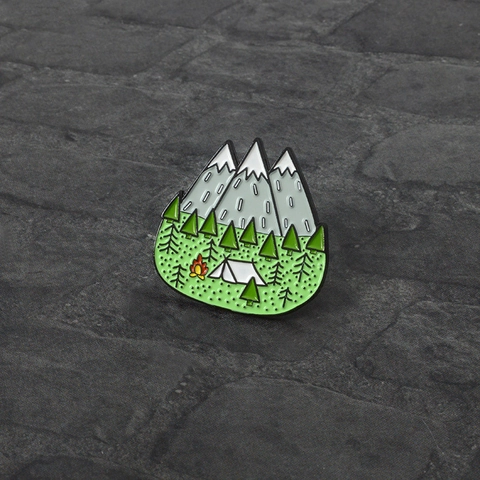 Broche en Émail Montagne de Camping Dessin Animé Aventure en Plein Air Sommet Enneigé Tente Feu de Camp Alliage Badge Commémoratif pour Sac à Dos