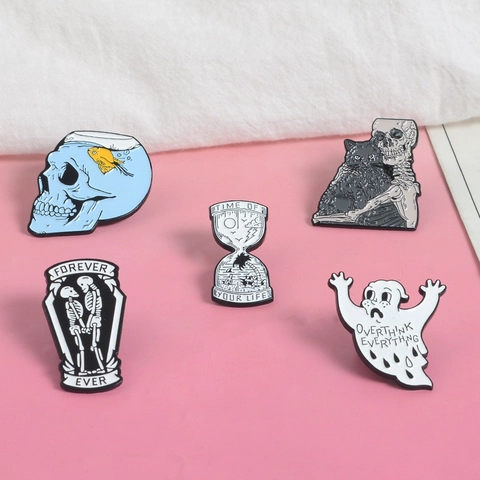 Set di Spille in Smalto Teschio Punk Cartone Animato Spille da Risvolto Gothic Fantasma Gatto Clessidra Bara per Zaini Gioielli Halloween