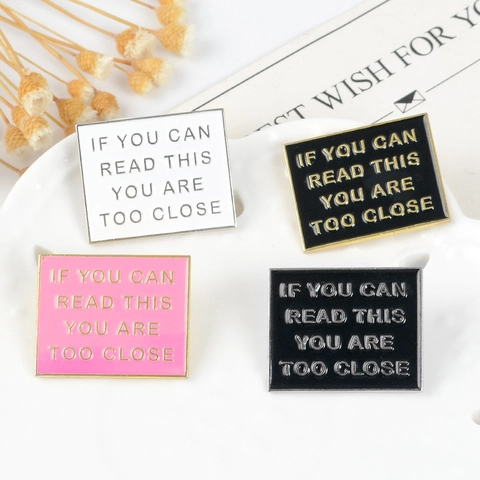 Spilla Divertente in Lega Smaltata Quadrata con Slogan di Avvertimento If You Can Read This You Are Too Close Badge Creativo Denim