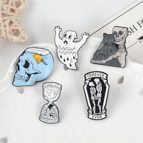 Set di Spille in Smalto Teschio Punk Cartone Animato Spille da Risvolto Gothic Fantasma Gatto Clessidra Bara per Zaini Gioielli Halloween