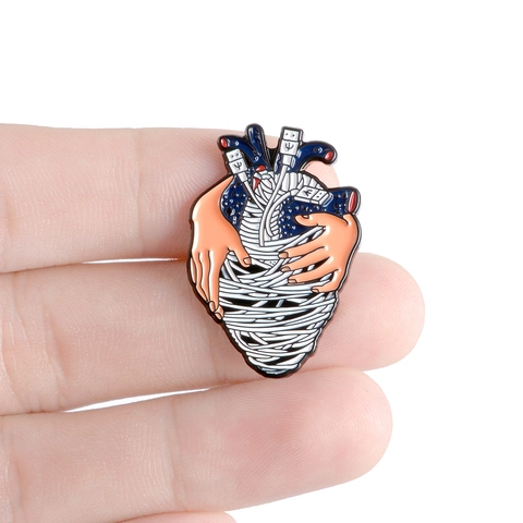 Broche Créative en Alliage Coeur Anatomique Enveloppé Dans Des Câbles USB Tenu Par Des Mains Badge Émaillé Bijoux Personnalisés Cadeau