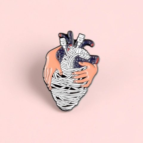 Broche Créative en Alliage Coeur Anatomique Enveloppé Dans Des Câbles USB Tenu Par Des Mains Badge Émaillé Bijoux Personnalisés Cadeau