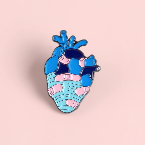 Pin de Esmalte de Corazón Anatómico Con Vendaje Aleación Lacado Broche Insignia para Mochila Ropa Accesorio Unisex Joyería