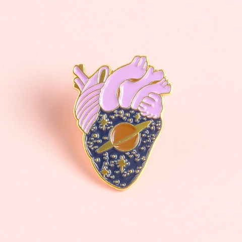 Spilla Creativa a Forma di Cuore Anatomico e Pianeta in Smalto per Uomo e Donna Spazio Universo Distintivo in Lega Regalo