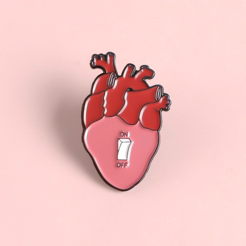 Spilla in Smalto Creativa a Forma di Cuore Anatomico Con Interruttore Floreale in Lega Laccata Distintivo per Donna Uomo Giacca Denim Borsa Accessori