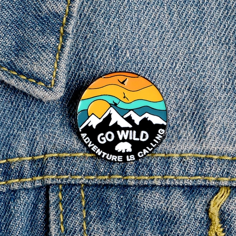 Adventure Is Calling Emaille Pin Sonnenuntergang Schneeberg Vogel Bär Legierung Abzeichen Für Rucksack Denim Jacke Schmuck