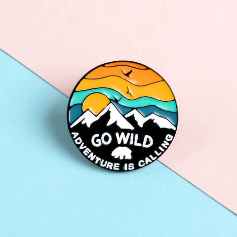 Spilla Smaltata Avventura Go Wild Adventure Is Calling Montagna Innevata Tramonto Orso Polare Spilla Tonda in Lega