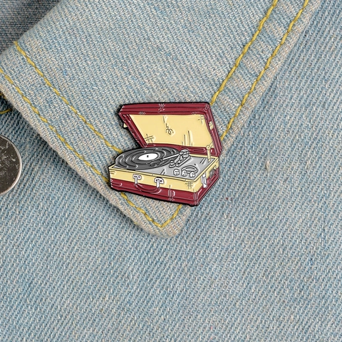 Vintage Suitcase Gramophone Enamel Pin Alloy Retro Record Player Brooch For Clothes Backpack Accessory Punk Style Jewelry Gift