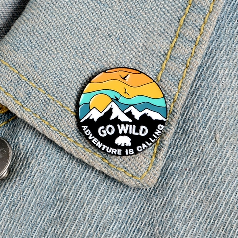 Spilla Smaltata Avventura Go Wild Adventure Is Calling Montagna Innevata Tramonto Orso Polare Spilla Tonda in Lega