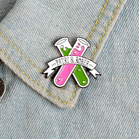 Pin de Esmalte de Laboratorio de Química Creativa Tubos de Ensayo Cruzados Rosa Verde Aleación Broche Insignia Joyería de Ciencia