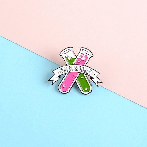 Pin de Esmalte de Laboratorio de Química Creativa Tubos de Ensayo Cruzados Rosa Verde Aleación Broche Insignia Joyería de Ciencia
