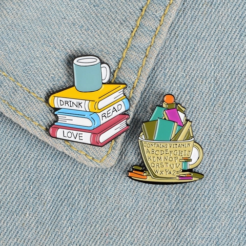 Spilla in Smalto Creativa con Libri Impilati e Tazza in Lega Laccata Tema Lettura Letteraria Distintivo per Studenti Donna Accessori per Borse Abbigliamento